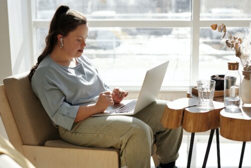 woman with ada disabilities working on laptop